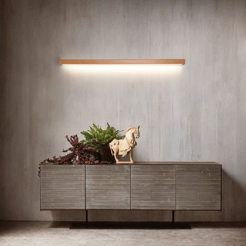 Lineare Wandleuchte aus Holz