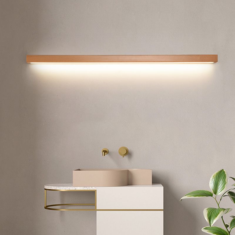 Lineare Wandleuchte aus Holz