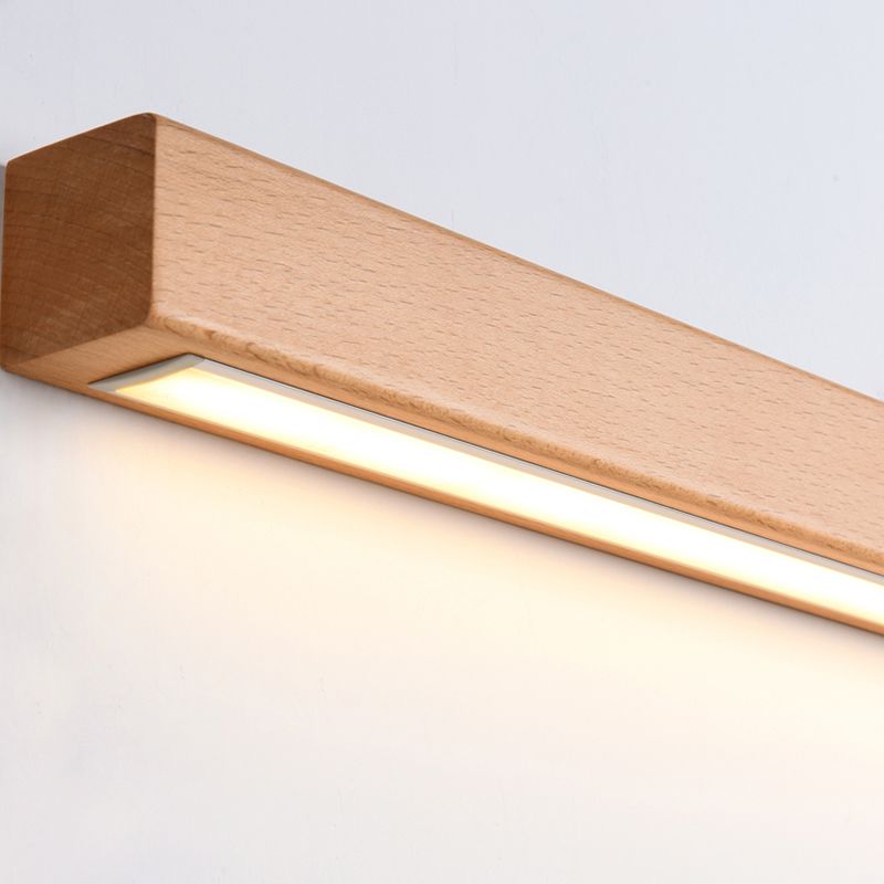 Lineare Wandleuchte aus Holz