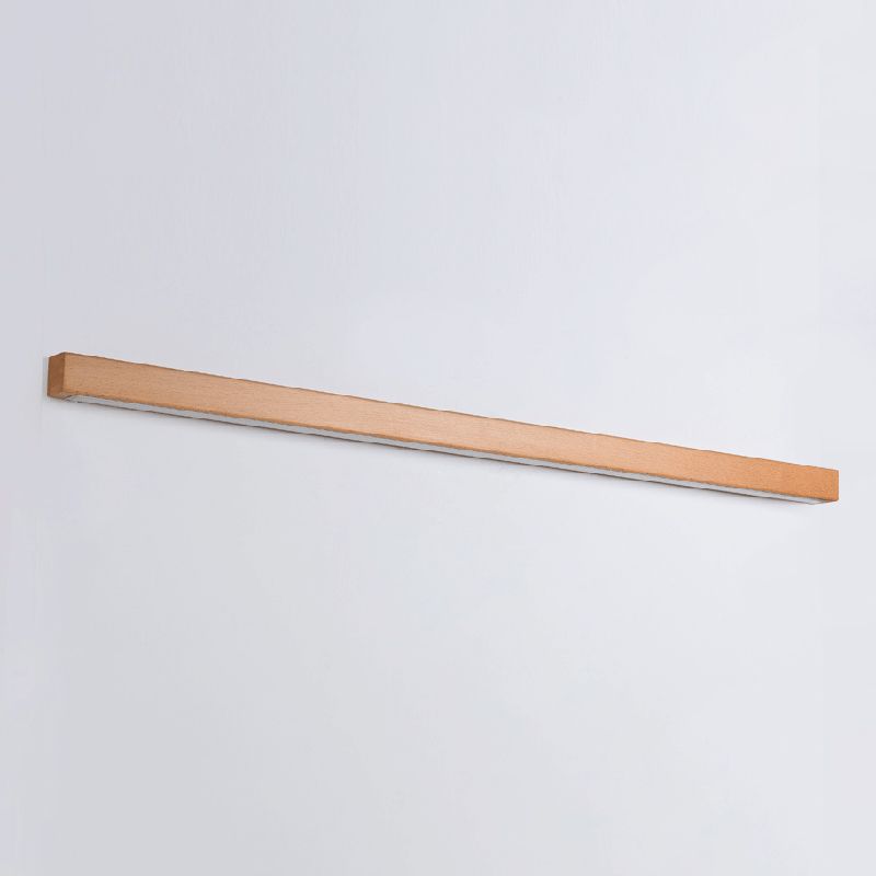 Lineare Wandleuchte aus Holz