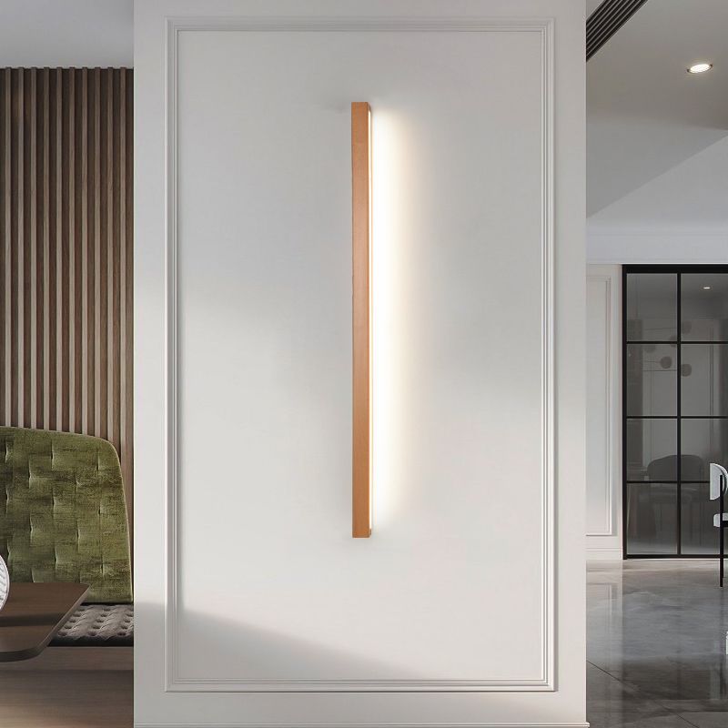 Lineare Wandleuchte aus Holz
