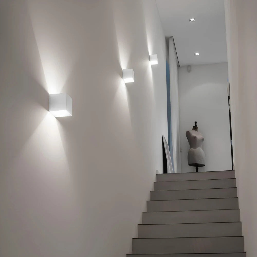 Verstellbare Wandleuchte in Würfelform