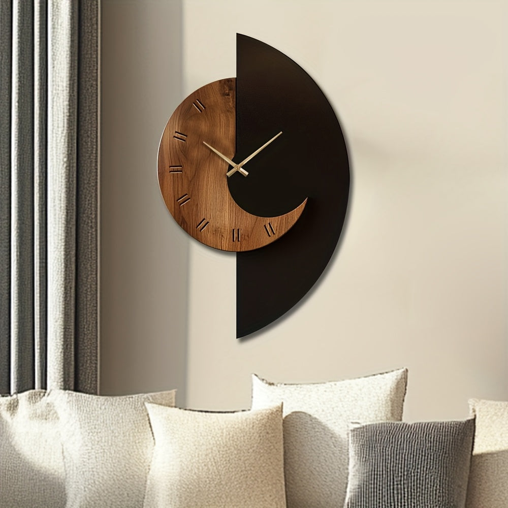 Skulpturale Wanduhr aus Holz