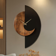 Skulpturale Wanduhr aus Holz