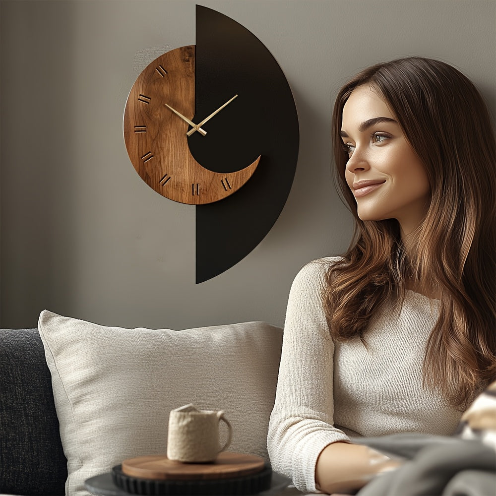 Skulpturale Wanduhr aus Holz
