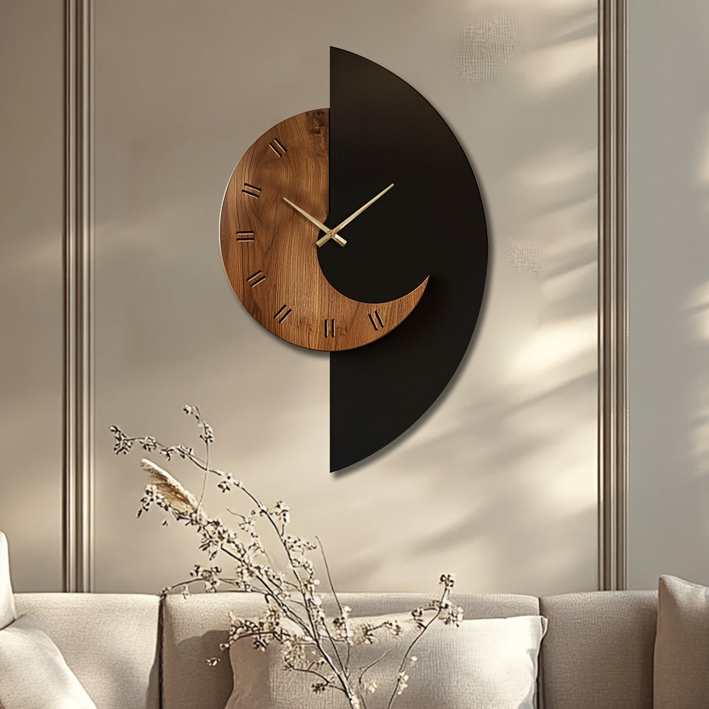 Skulpturale Wanduhr aus Holz
