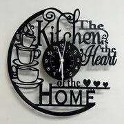 Wanduhr aus Kunststoff mit unregelmäßiger Form