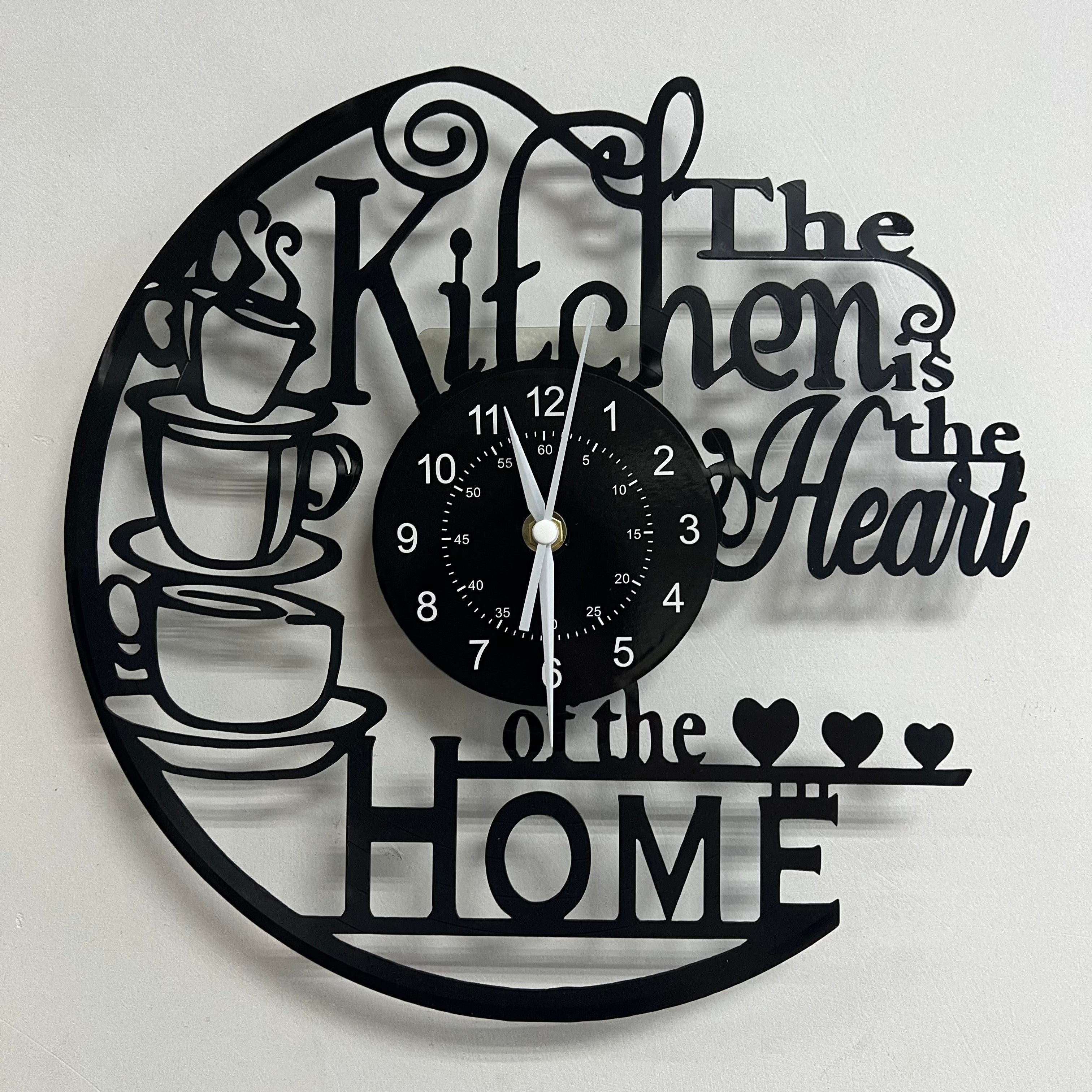 Wanduhr aus Kunststoff mit unregelmäßiger Form