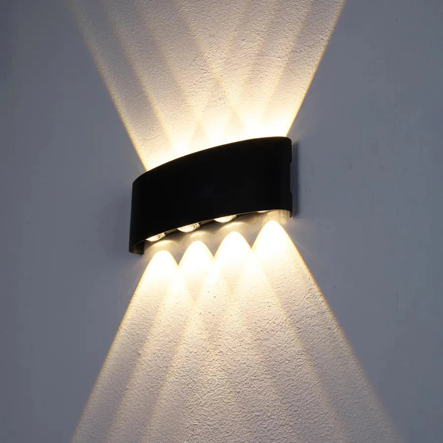 Schwarze Wandleuchte aus Aluminium