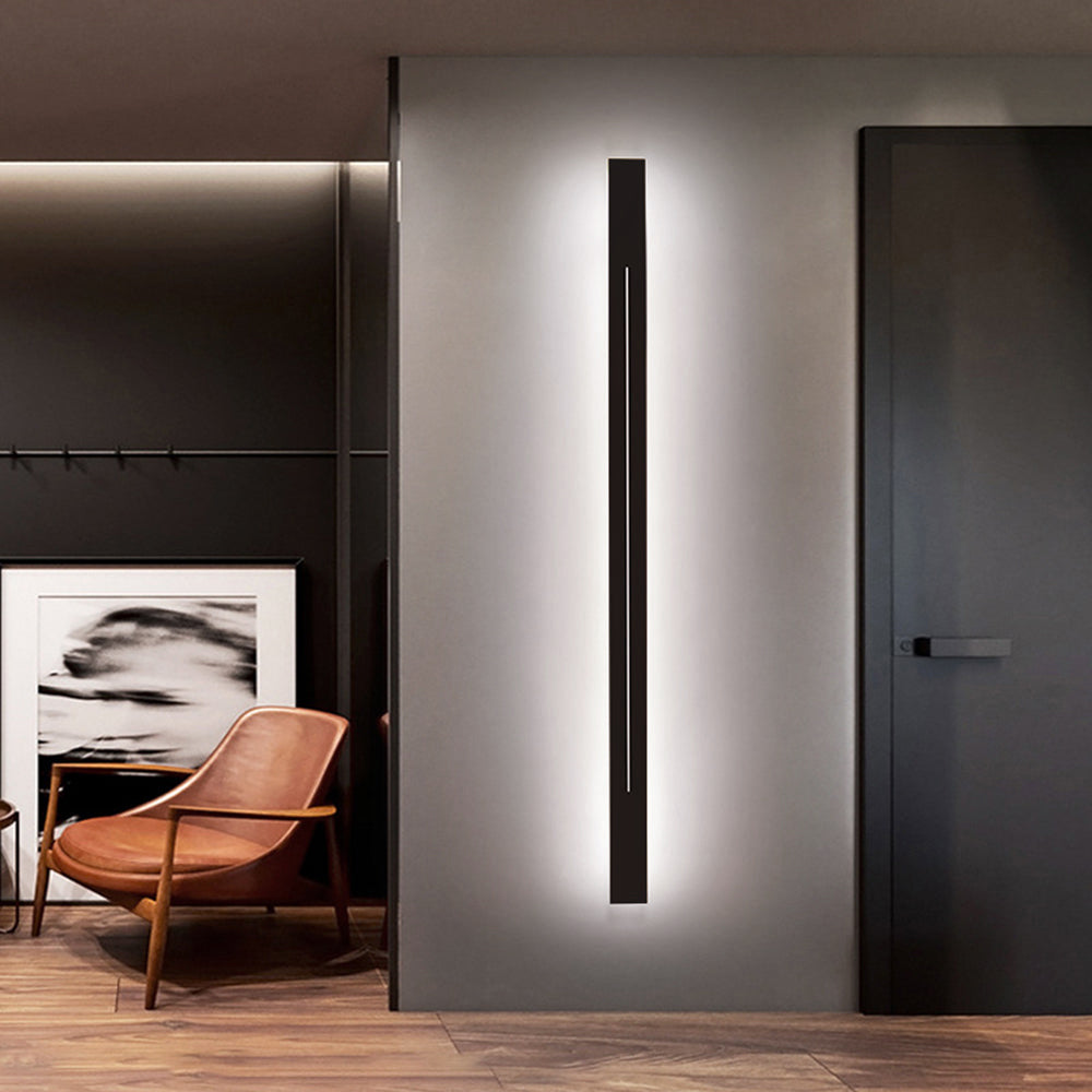 Moderne, geradlinige Wandleuchte