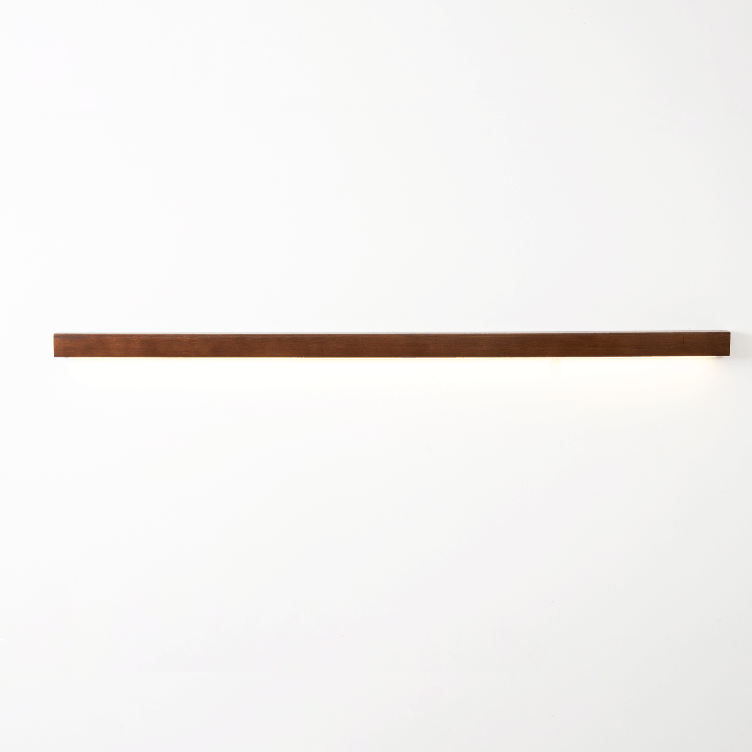 Lineare Wandleuchte aus Holz