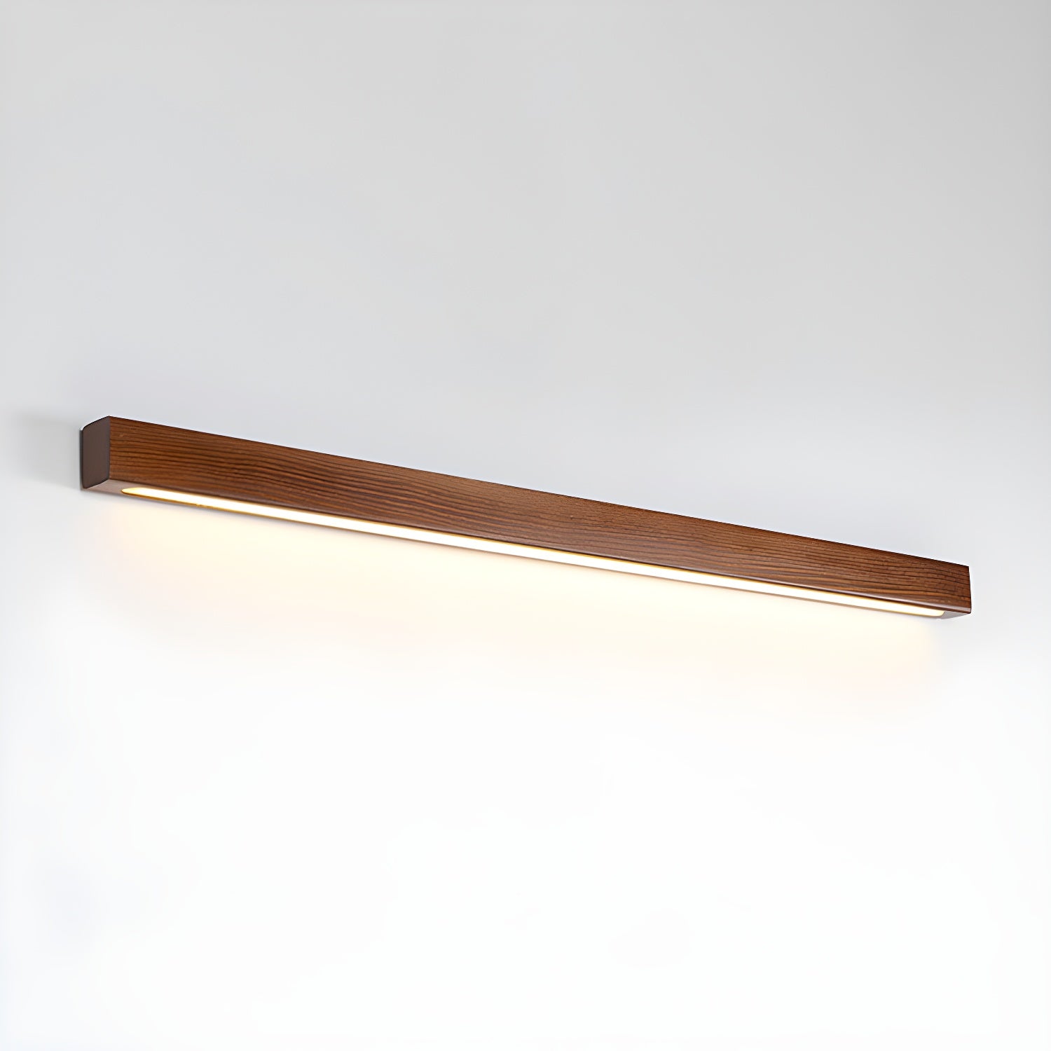 Lineare Wandleuchte aus Holz
