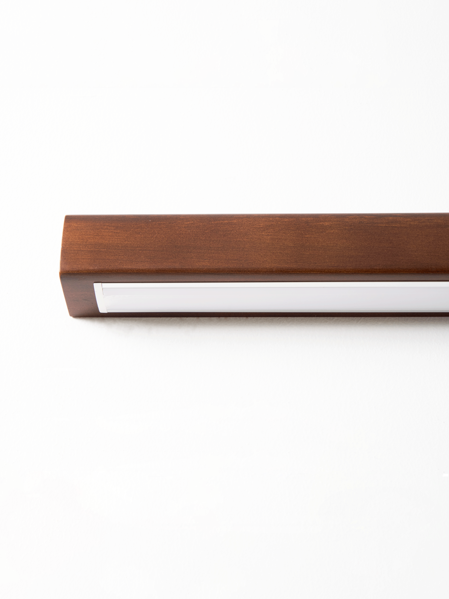 Lineare Wandleuchte aus Holz