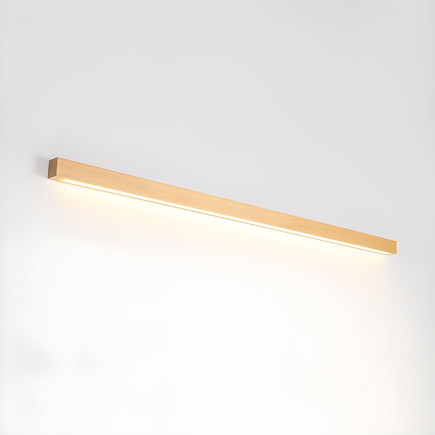 Lineare Wandleuchte aus Holz