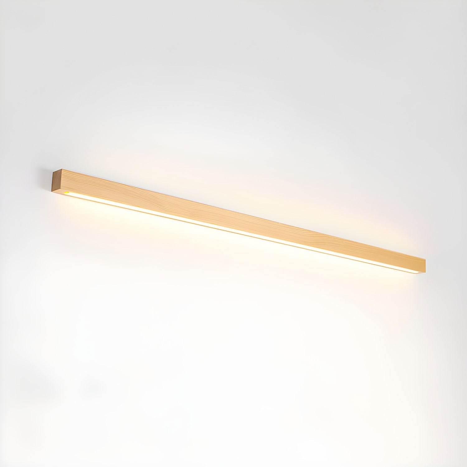 Lineare Wandleuchte aus Holz