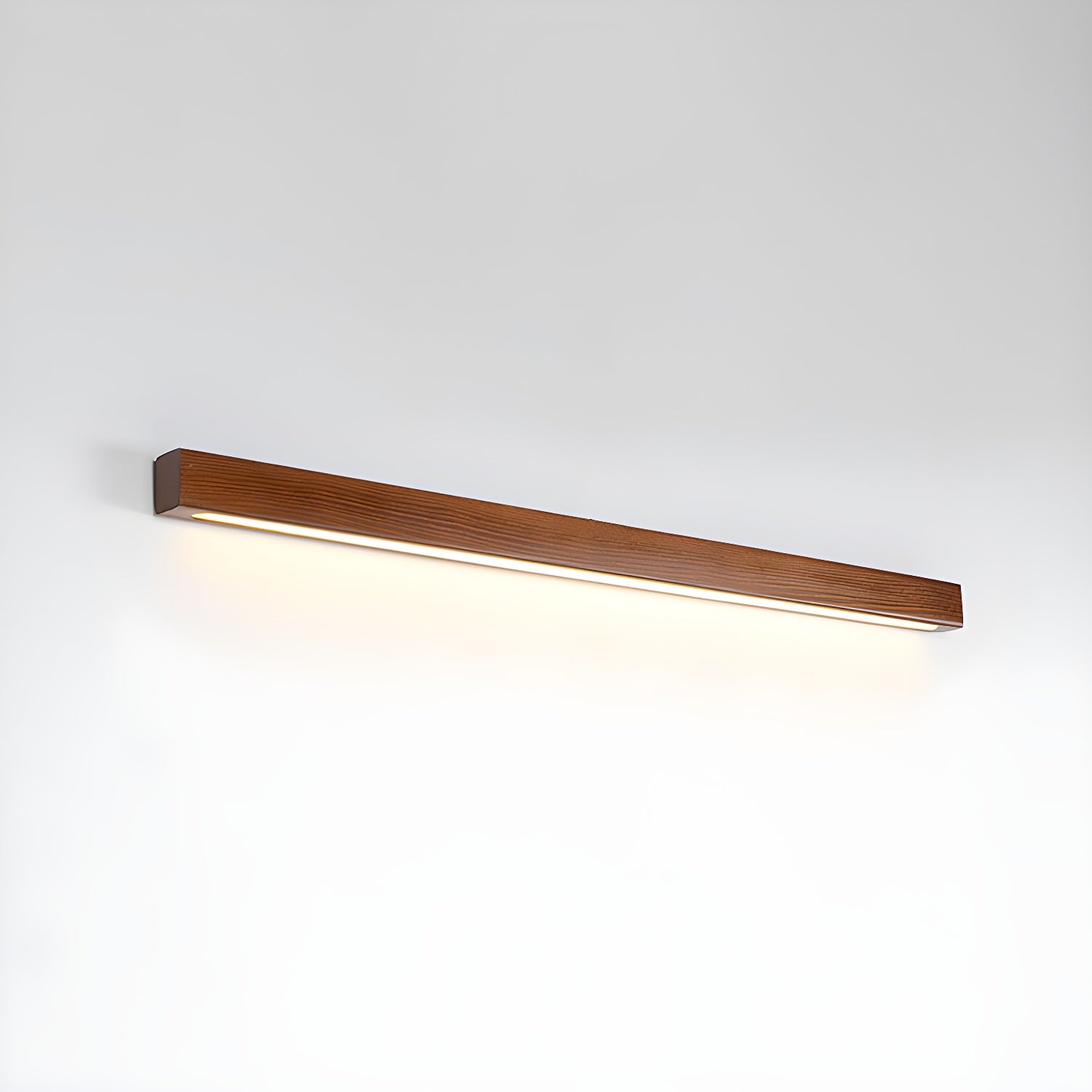 Lineare Wandleuchte aus Holz
