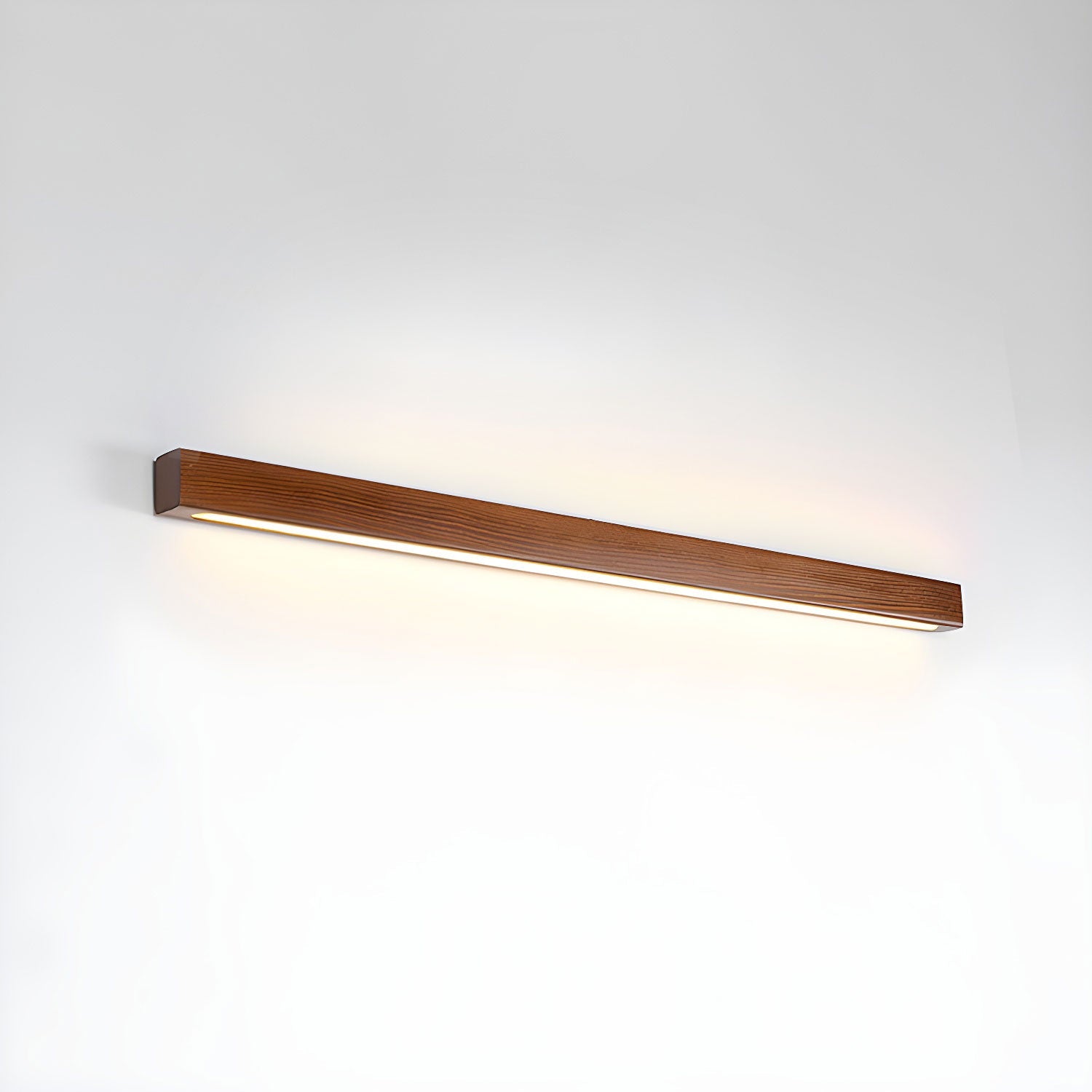 Lineare Wandleuchte aus Holz