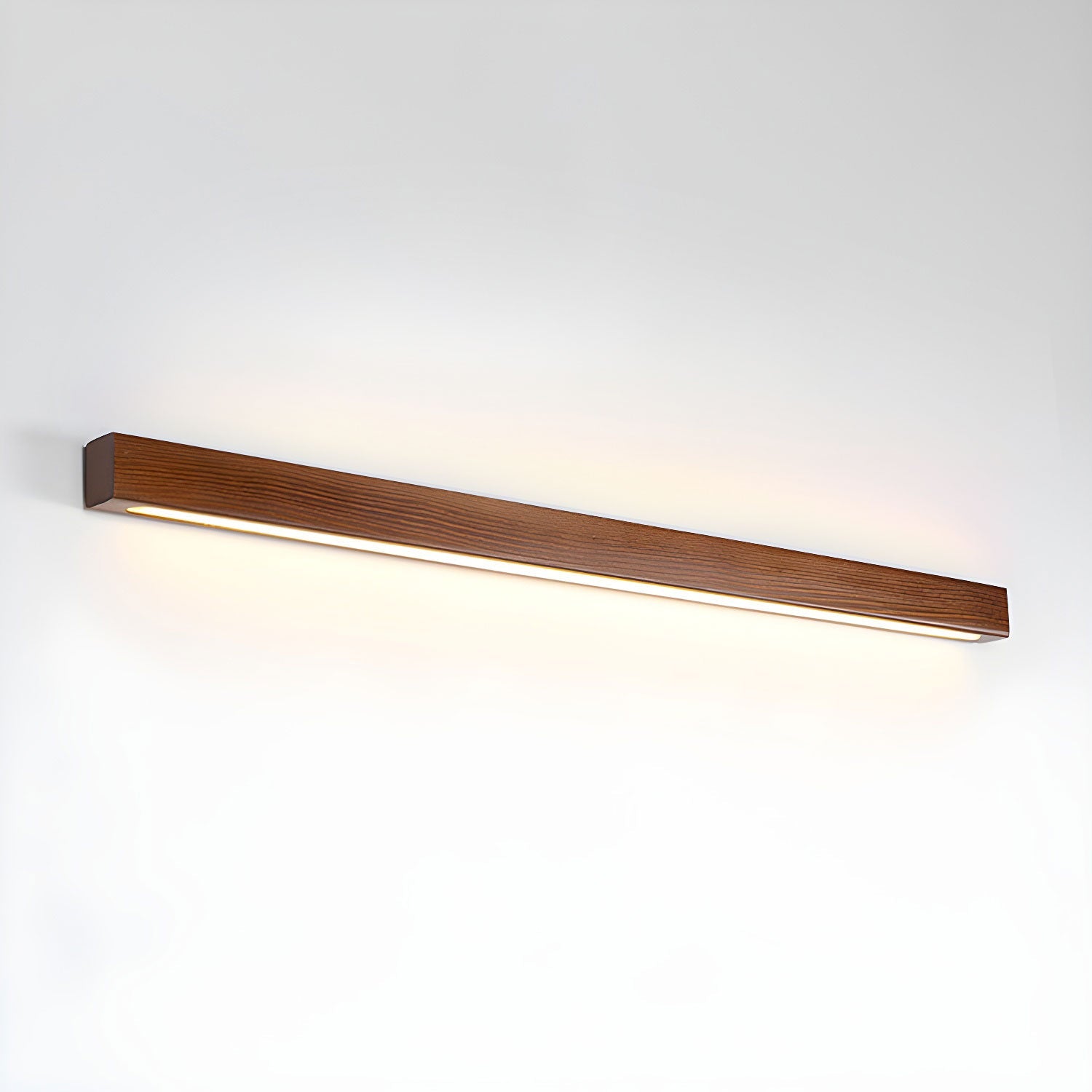 Lineare Wandleuchte aus Holz