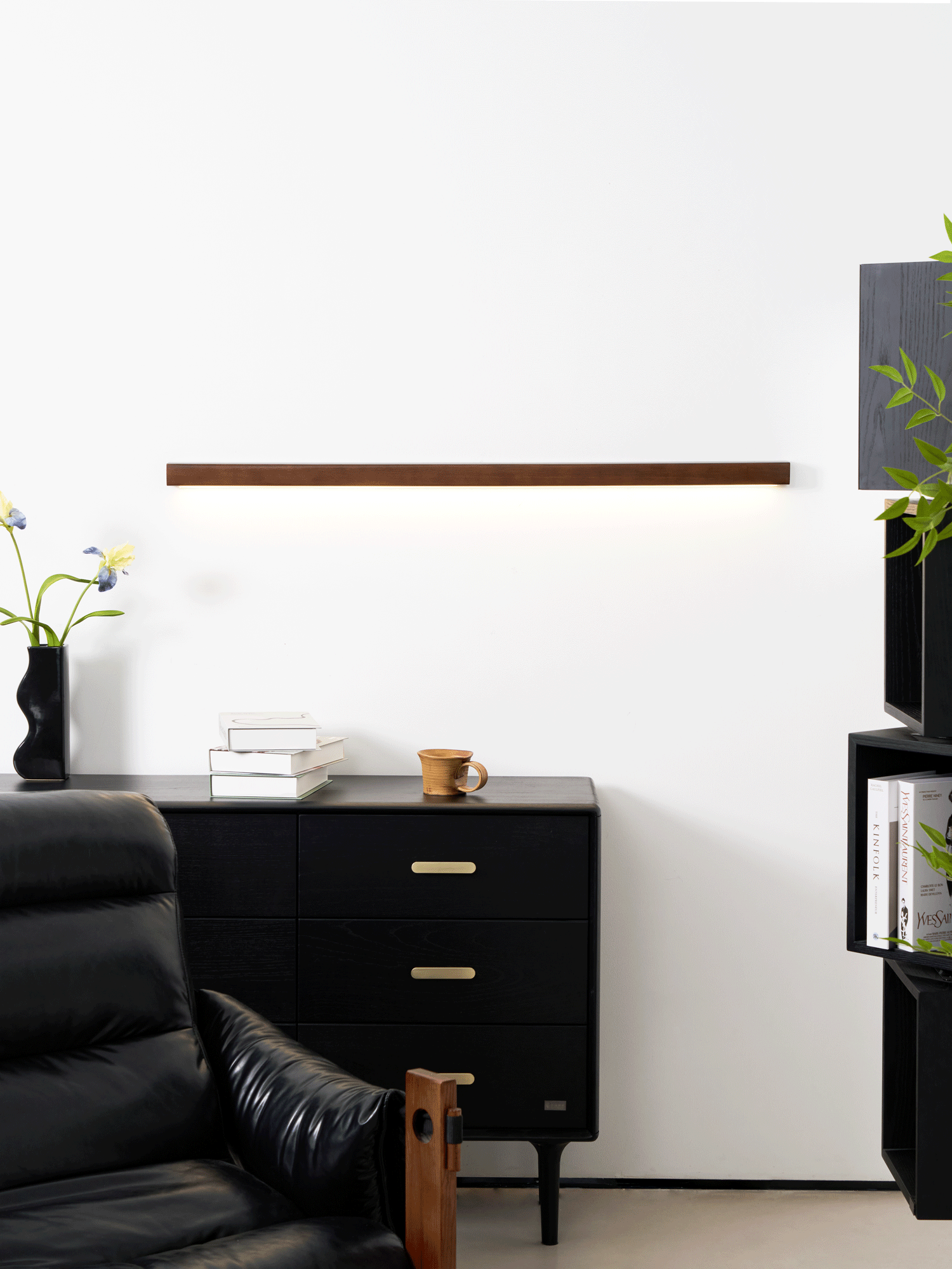 Lineare Wandleuchte aus Holz