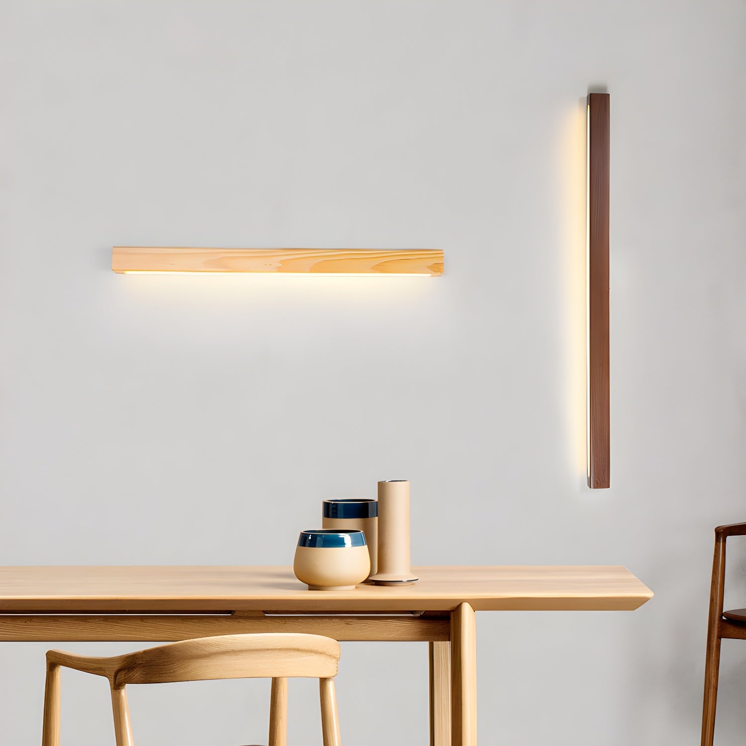 Lineare Wandleuchte aus Holz