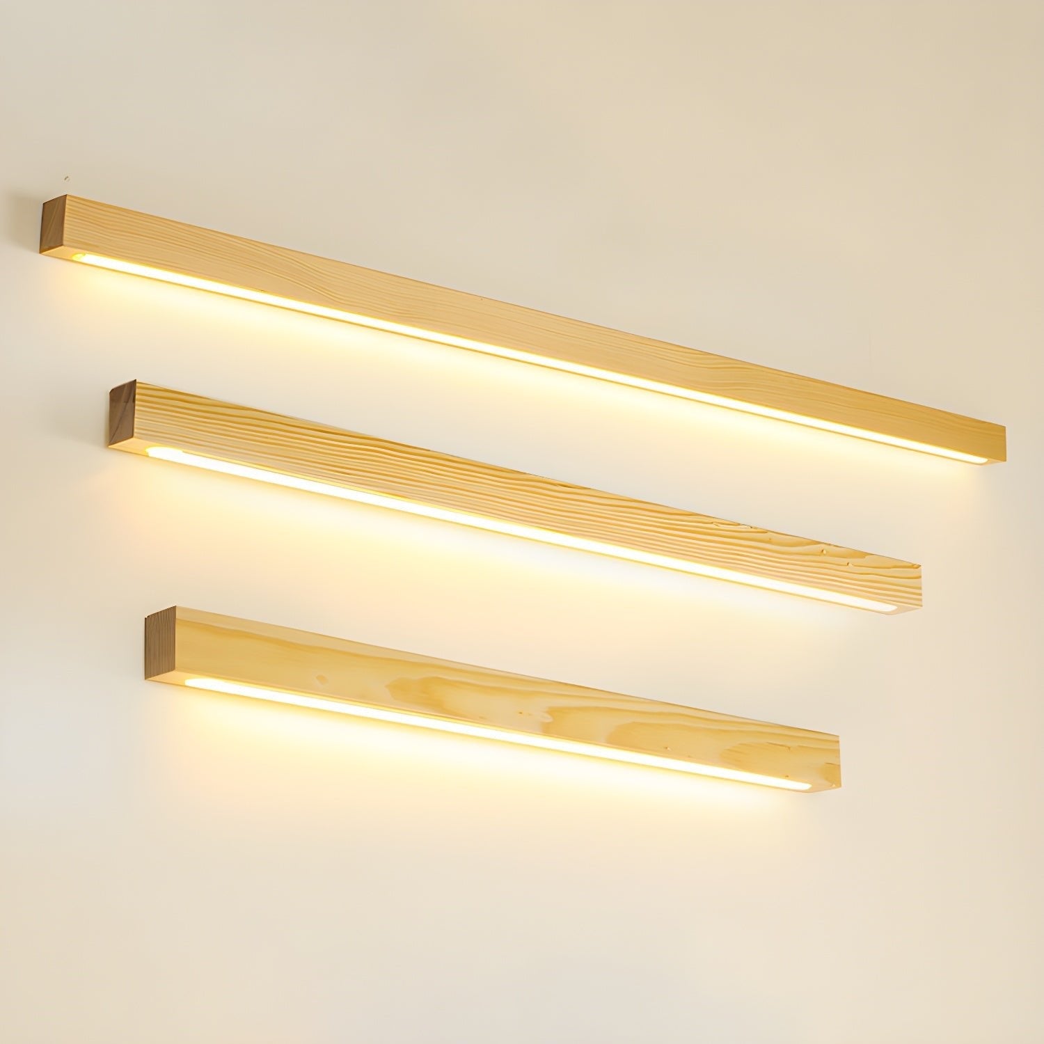 Lineare Wandleuchte aus Holz