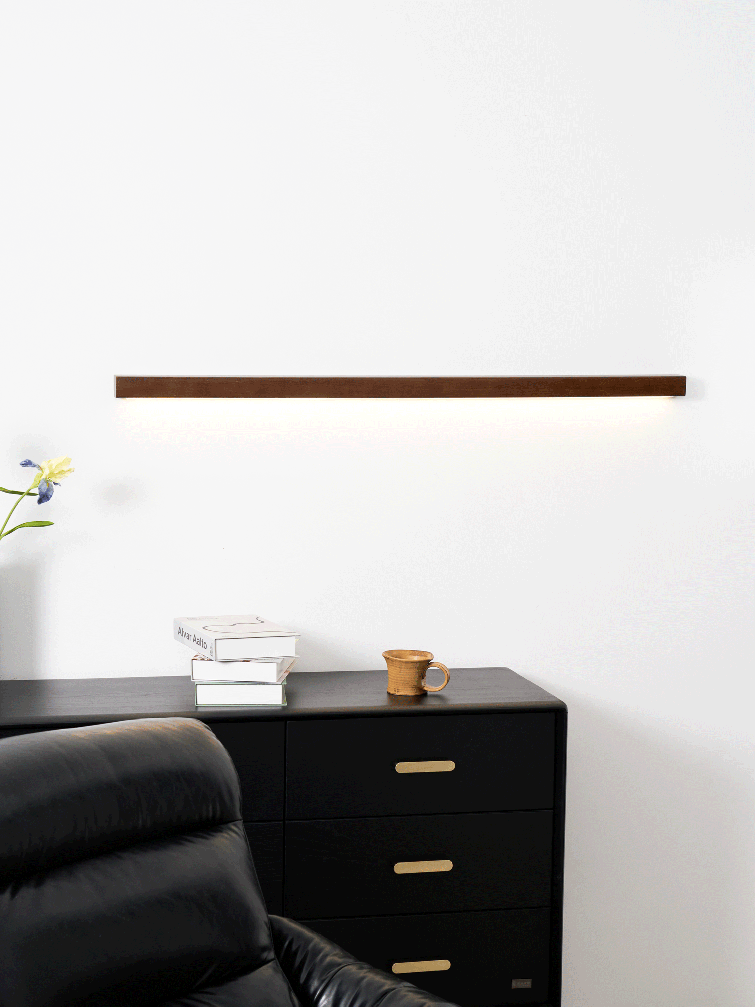 Lineare Wandleuchte aus Holz