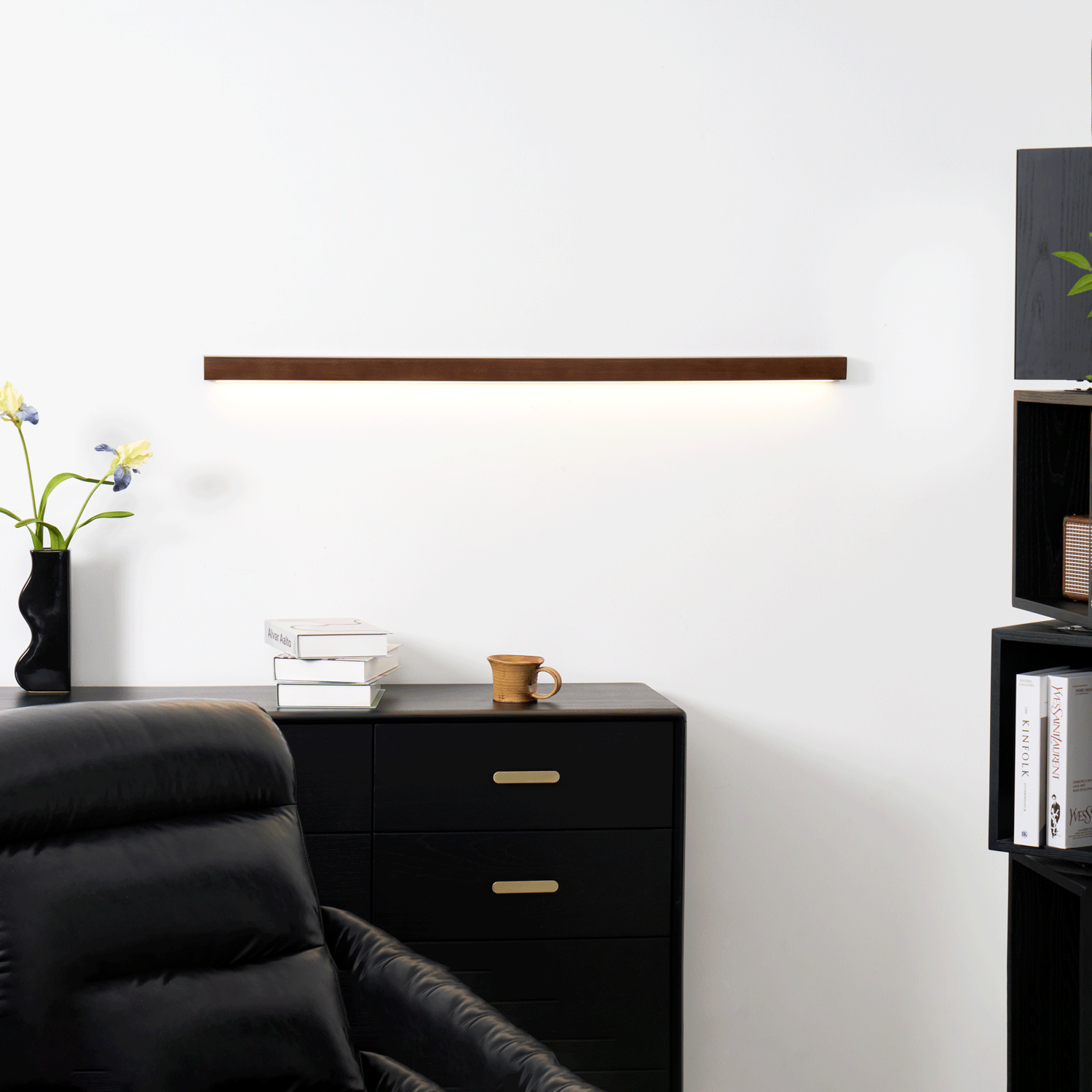 Lineare Wandleuchte aus Holz