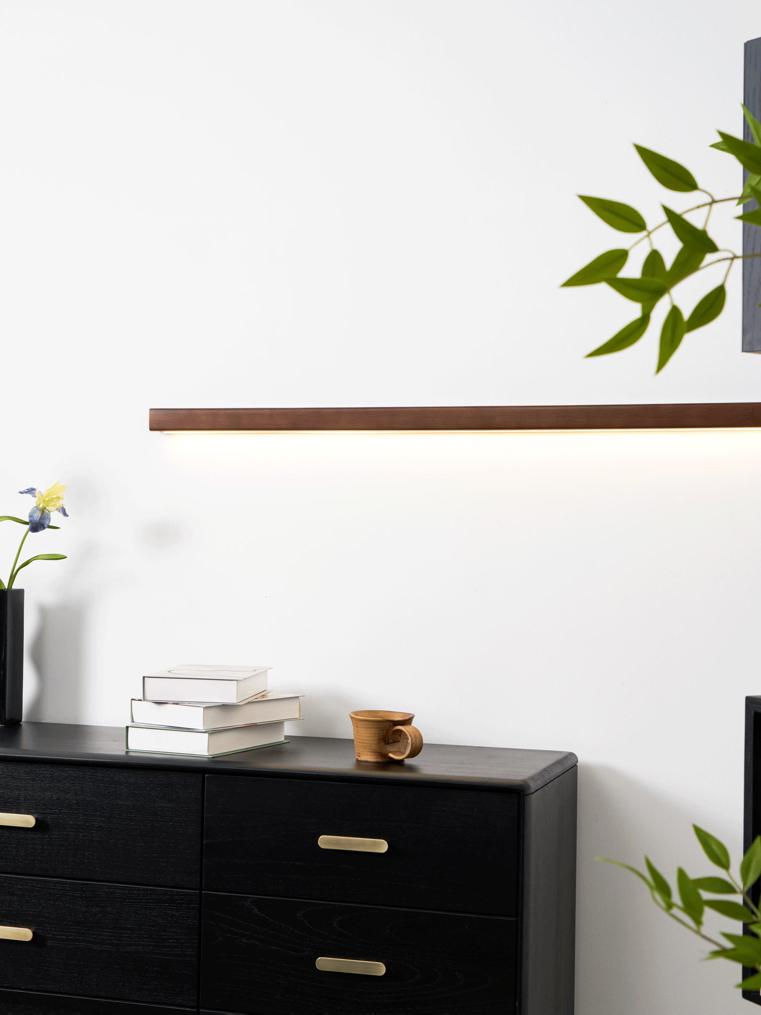 Lineare Wandleuchte aus Holz