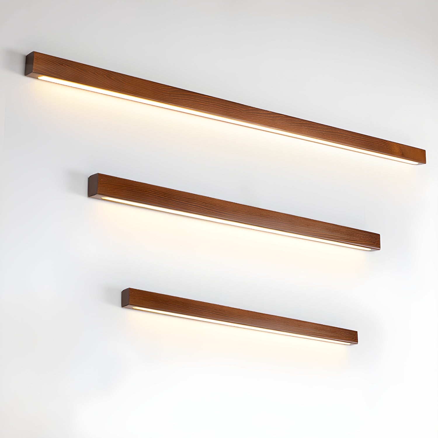 Lineare Wandleuchte aus Holz