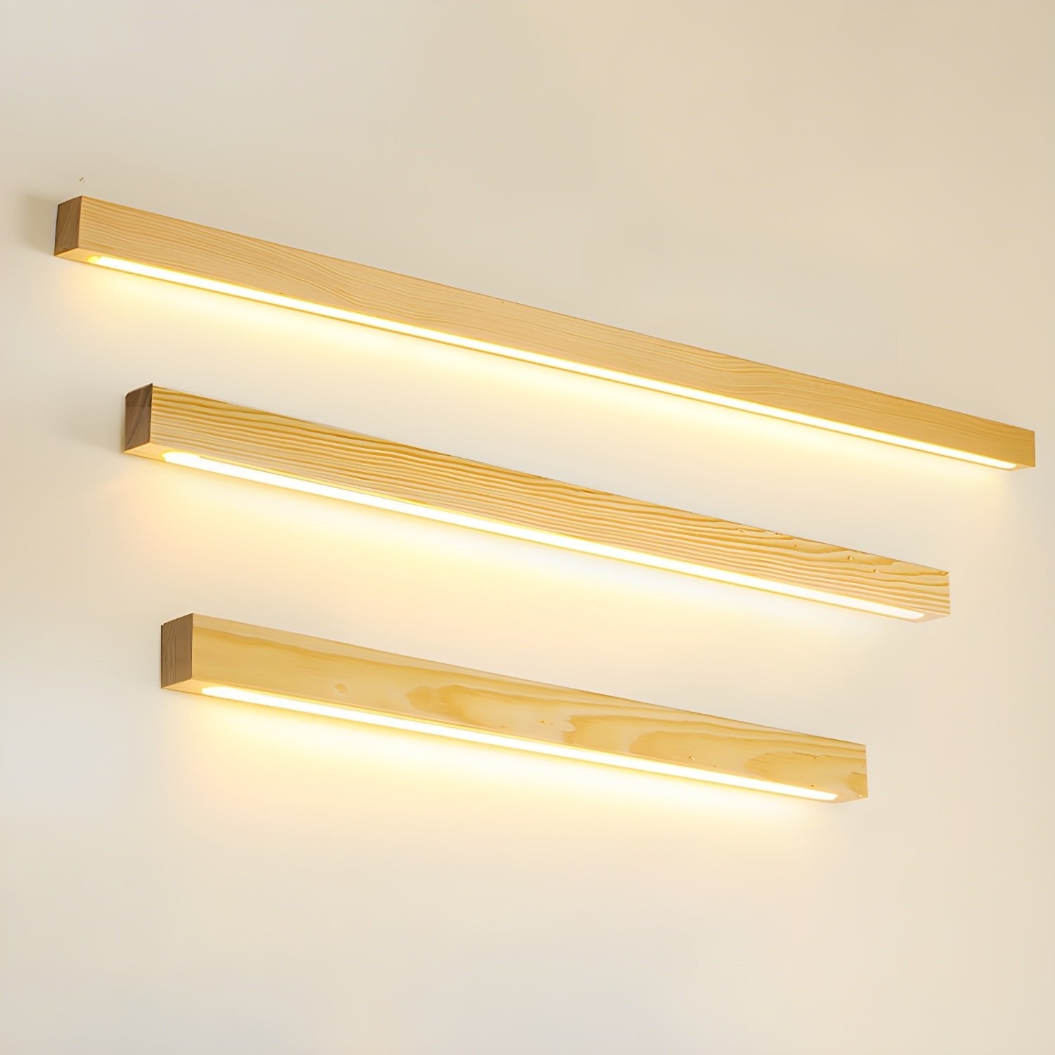 Lineare Wandleuchte aus Holz