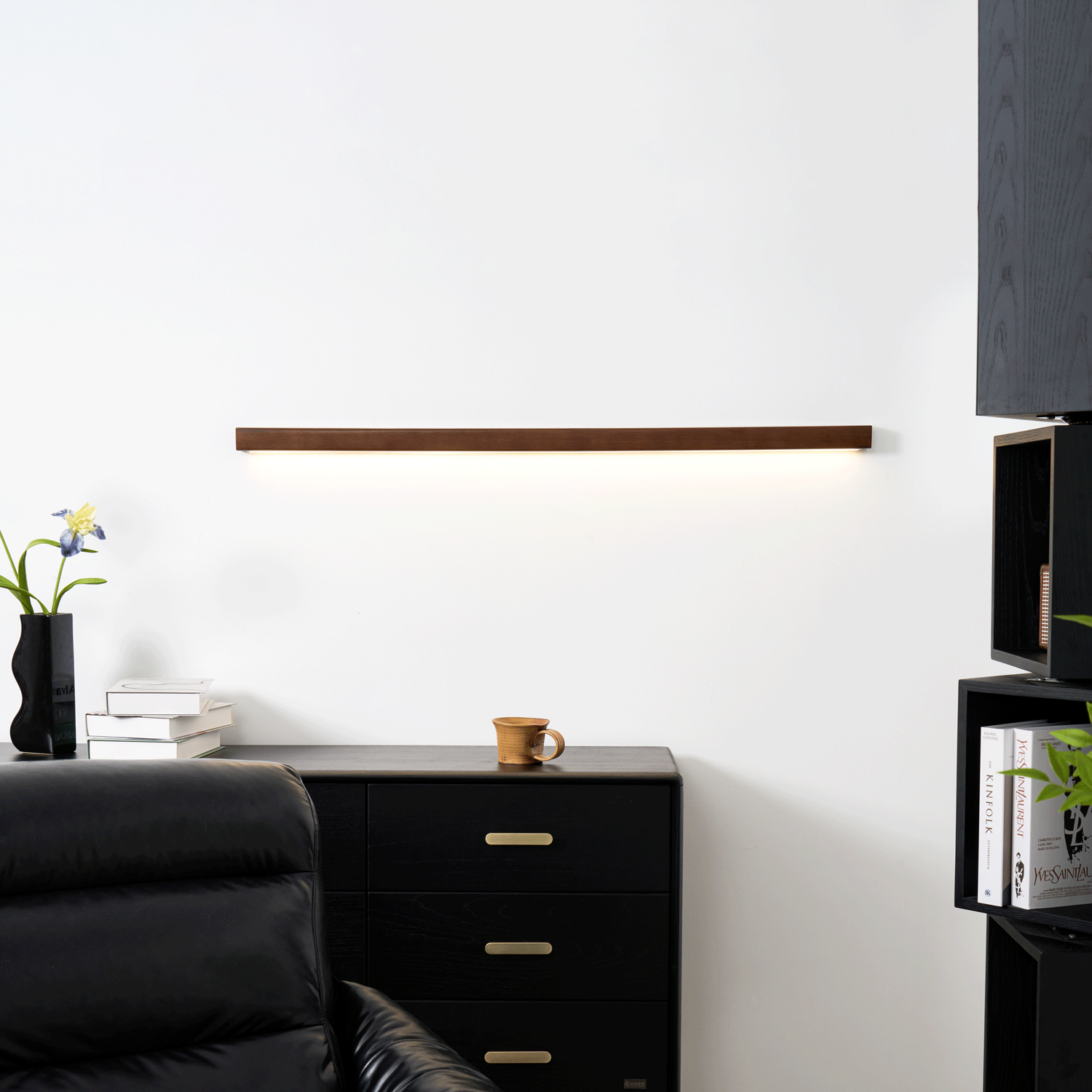 Lineare Wandleuchte aus Holz
