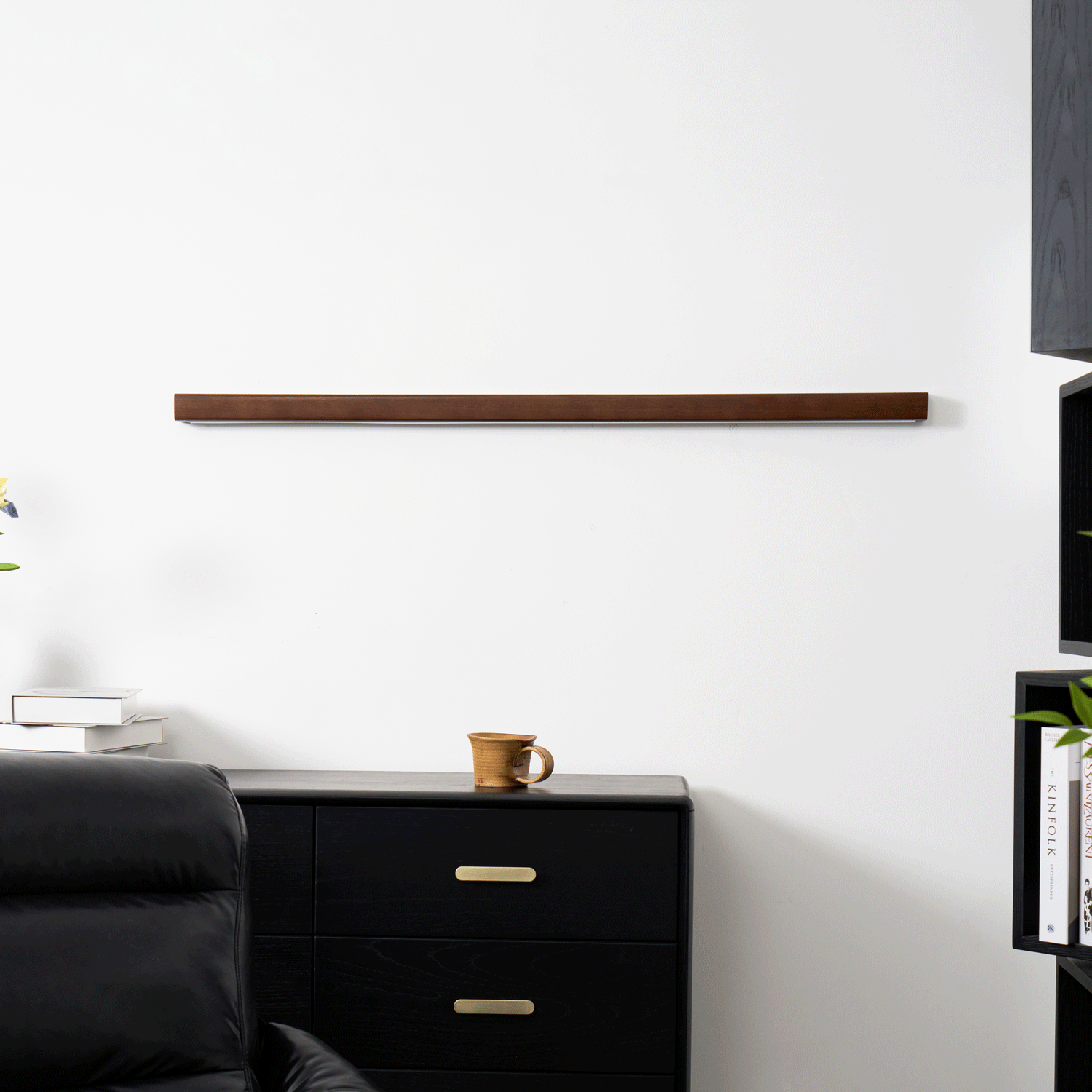 Lineare Wandleuchte aus Holz