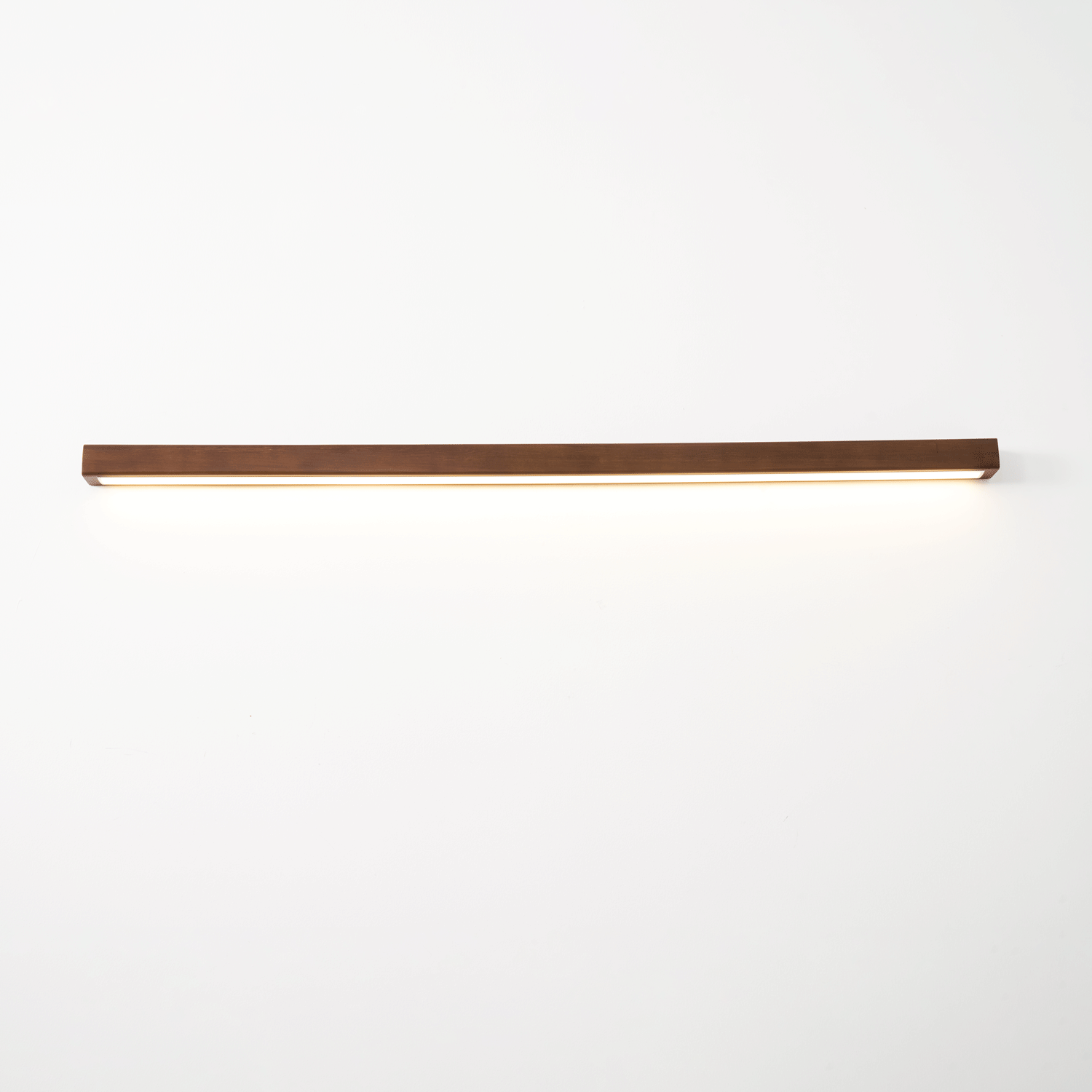 Lineare Wandleuchte aus Holz