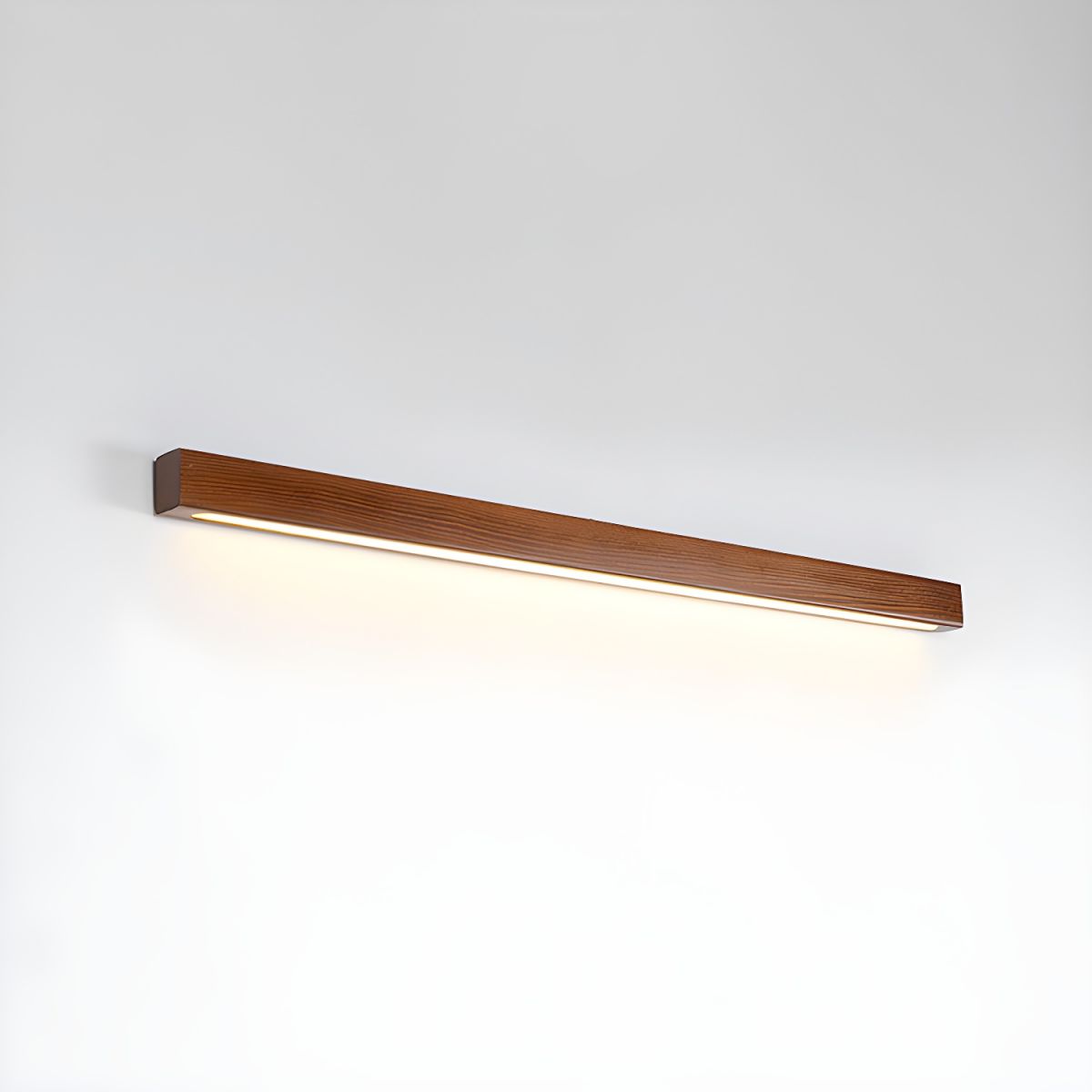 Lineare Wandleuchte aus Holz