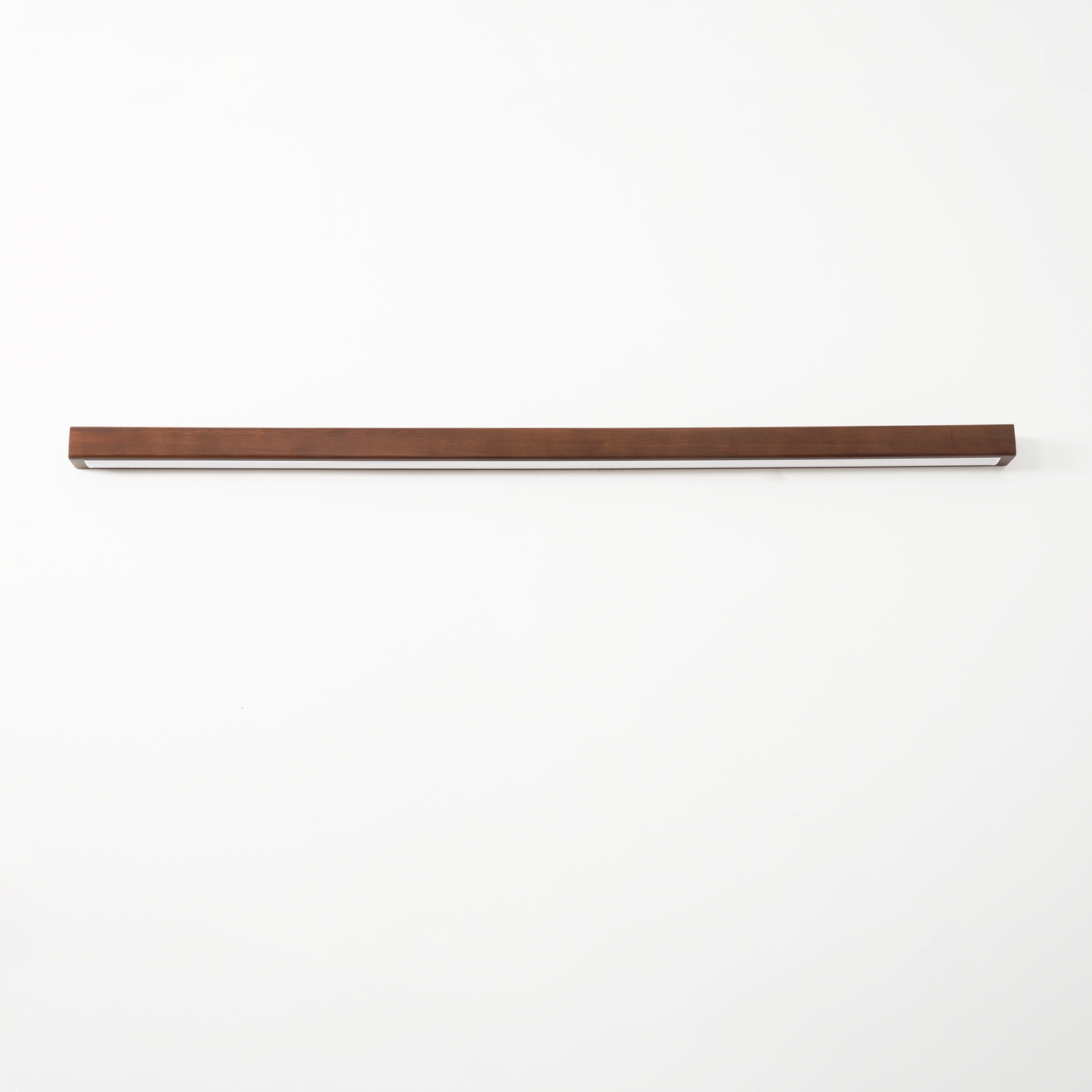 Lineare Wandleuchte aus Holz