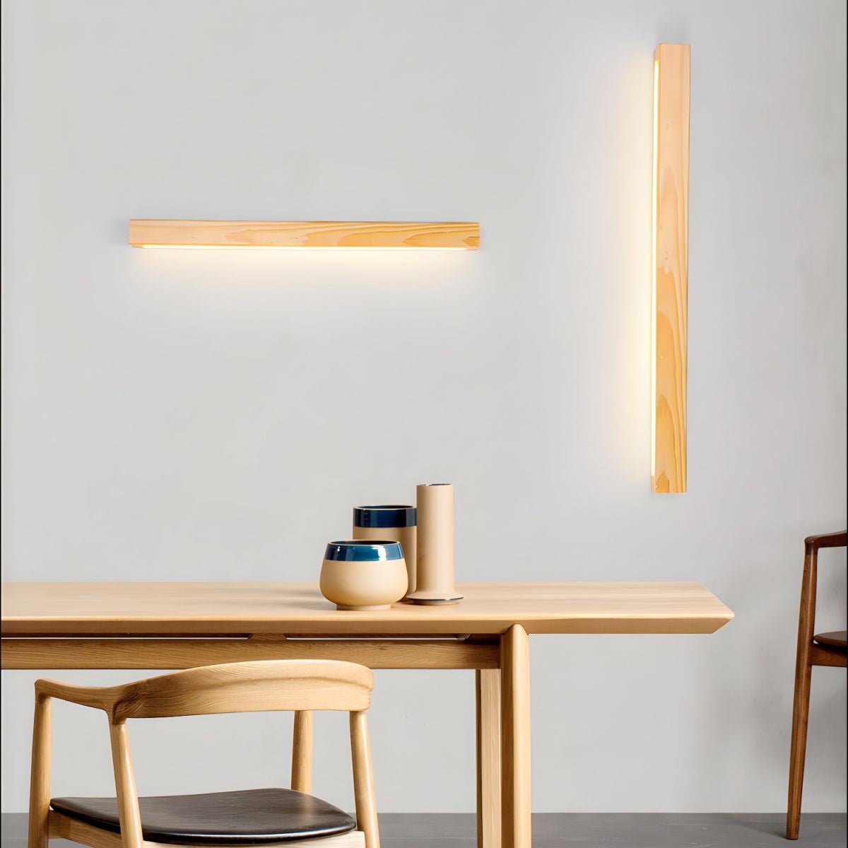 Lineare Wandleuchte aus Holz