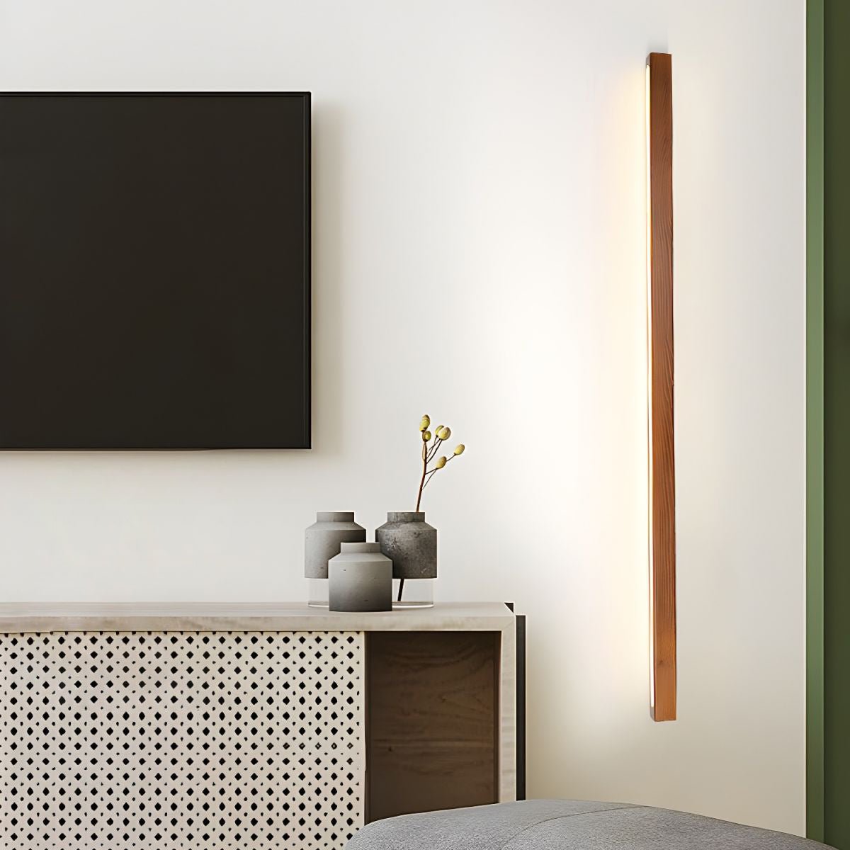 Lineare Wandleuchte aus Holz