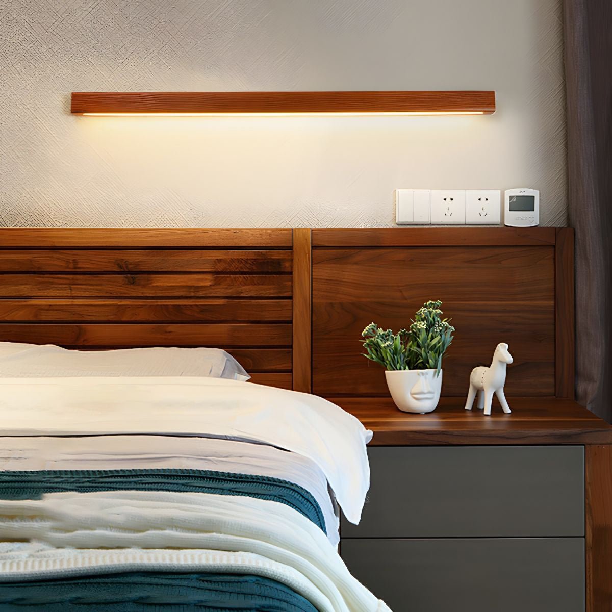 Lineare Wandleuchte aus Holz