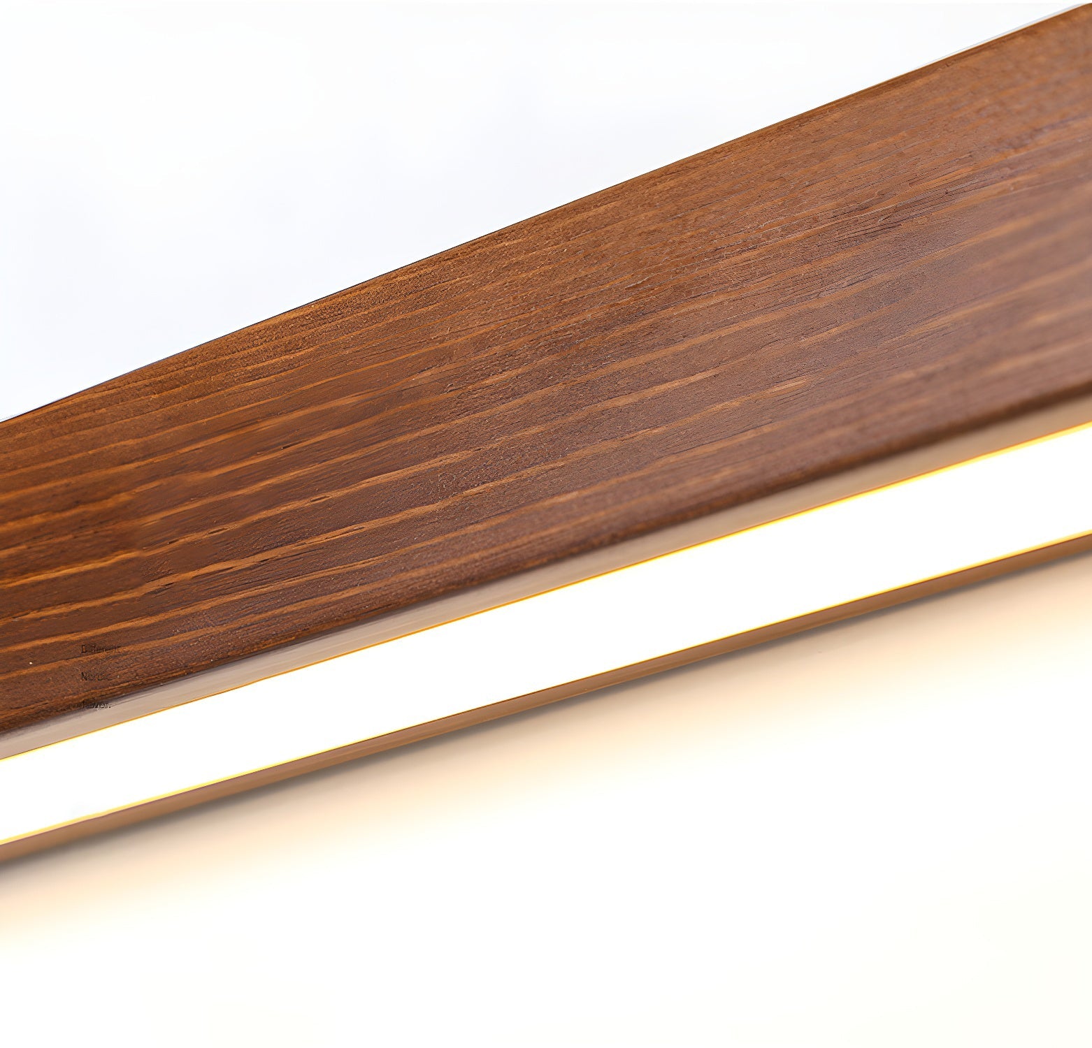 Lineare Wandleuchte aus Holz
