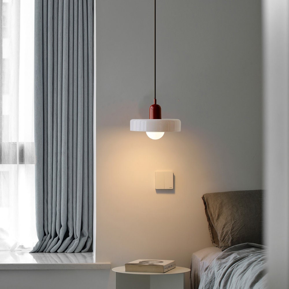 Bauhaus Hängeleuchte aus farbigem Glas