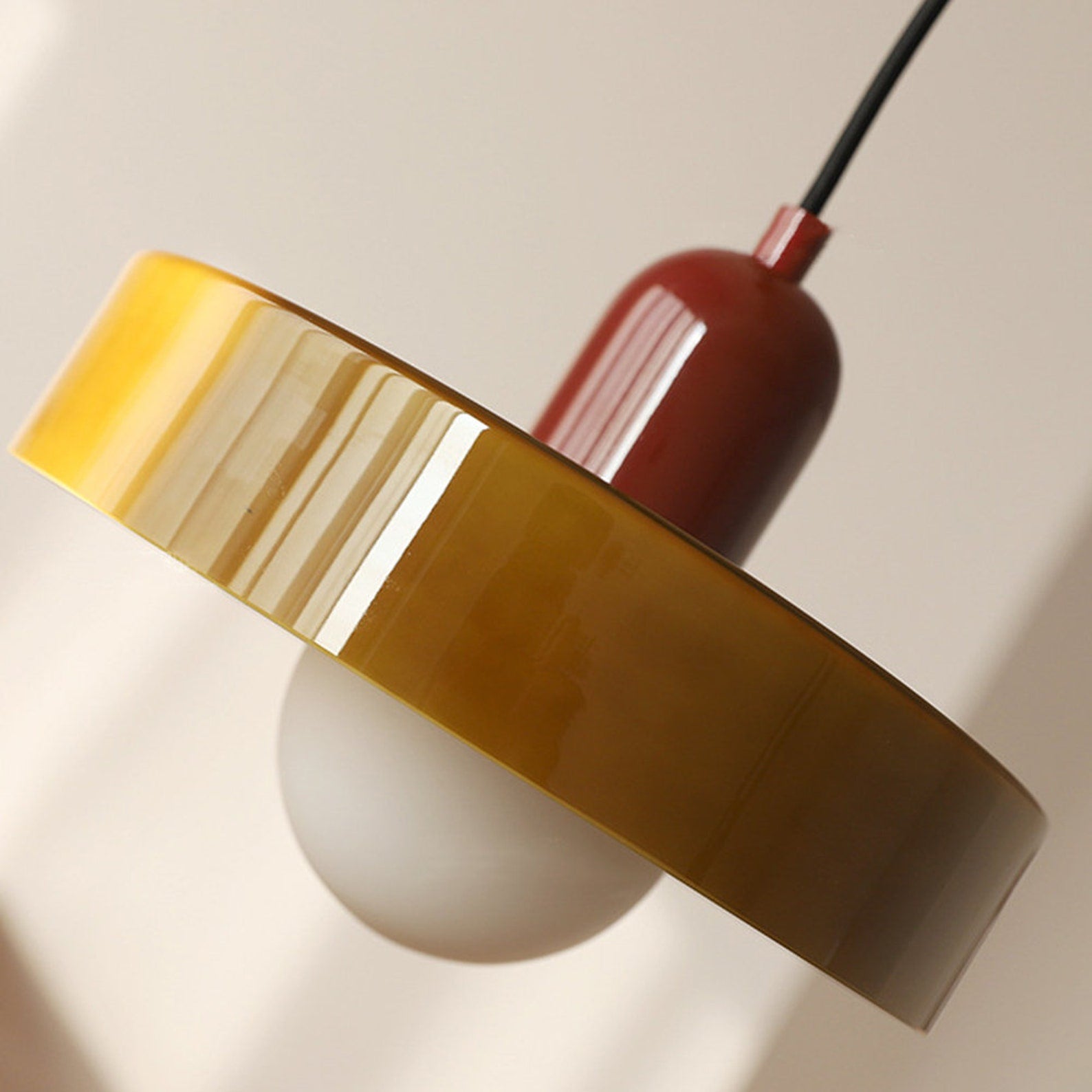 Bauhaus Hängeleuchte aus farbigem Glas