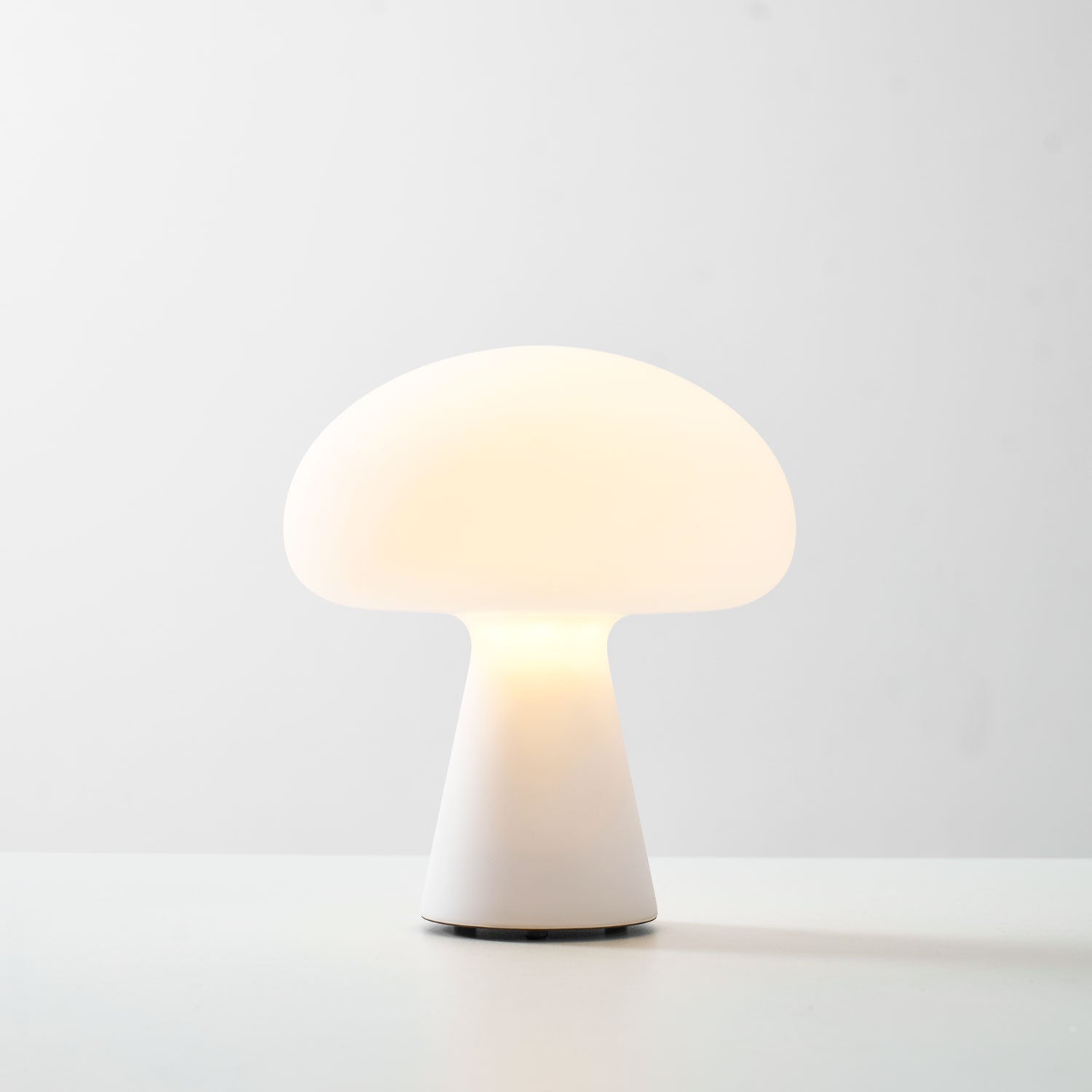 Tragbare Tischlampe mit Glaskuppel