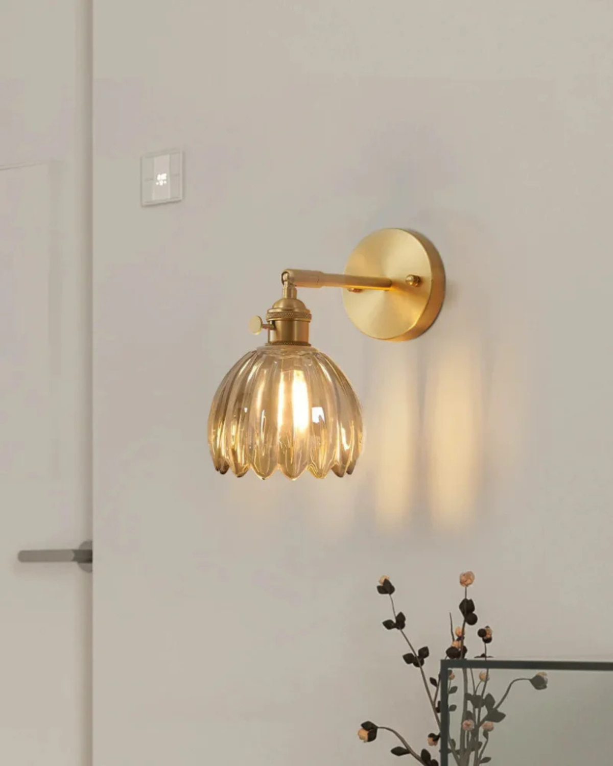 Aluminium-Glas-Wandleuchte in Blumenform