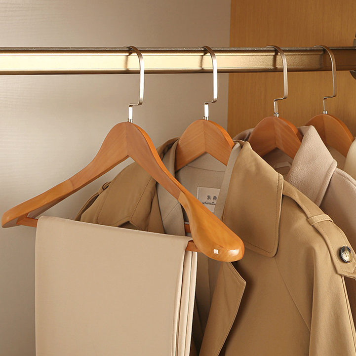 Geschwungener Kleiderbügel aus Holz