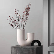 Minimalistische U-förmige Vase