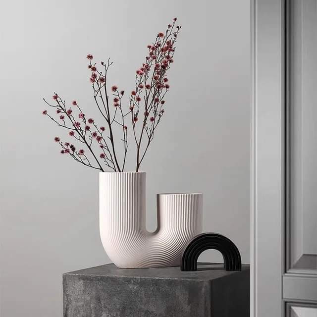 Minimalistische U-förmige Vase