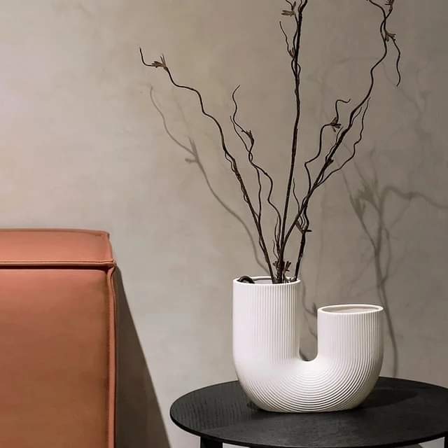 Minimalistische U-förmige Vase