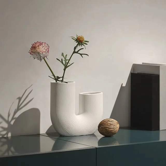 Minimalistische U-förmige Vase