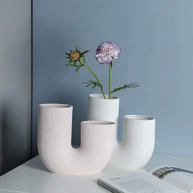 Minimalistische U-förmige Vase
