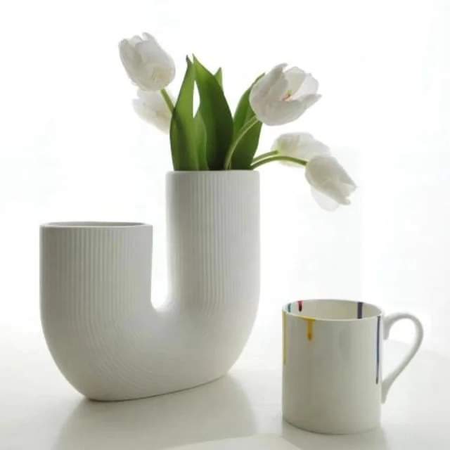 Minimalistische U-förmige Vase